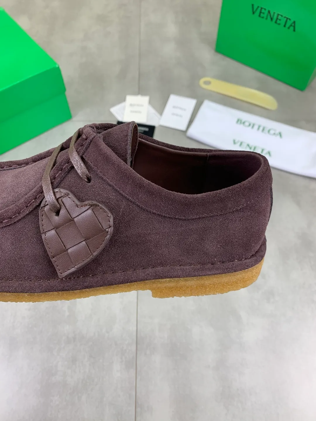 Men's men's shoes 💰P740 New model 💰 Top quality (beef tendon outsole series) 💎💎💎 BOTTEGA VENETA official website synchronizes the latest model, top version of the market's highest version of BV business leather shoes, accept material comparison, shoe type comparison, process comparison, practical and texture, versatile, suitable for any occasion, the more you look at it, the more flavorful it becomes. Pure hand-woven craftsmanship - upper material, imported original hand-woven calfskin - high-quality water-dyed sheepskin lining - original private model customized beef tendon outsole -Size: female 35-39 (34 40 customized) male 39-44 (38 45 customized) Comes with original BV green box, complete packaging.